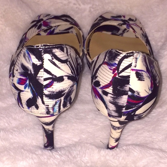 NWOT Unisa Floral Peep Toe Pumps - Picture 4 of 6